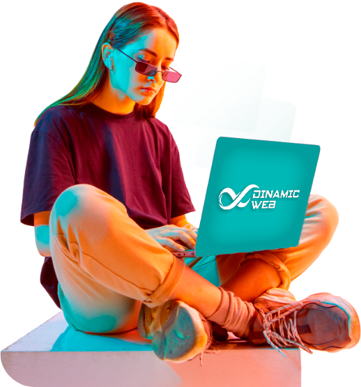 Especialista da Dinamic Web analisando resultados de marketing digital