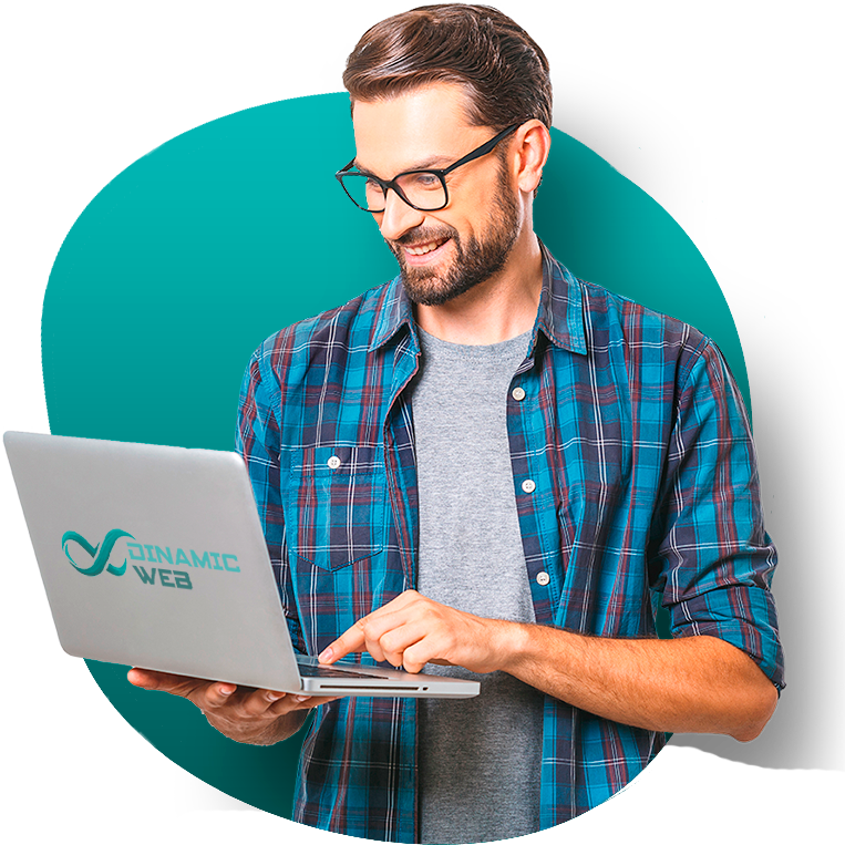 Especialista da Dinamic Web trabalhando em um notebook